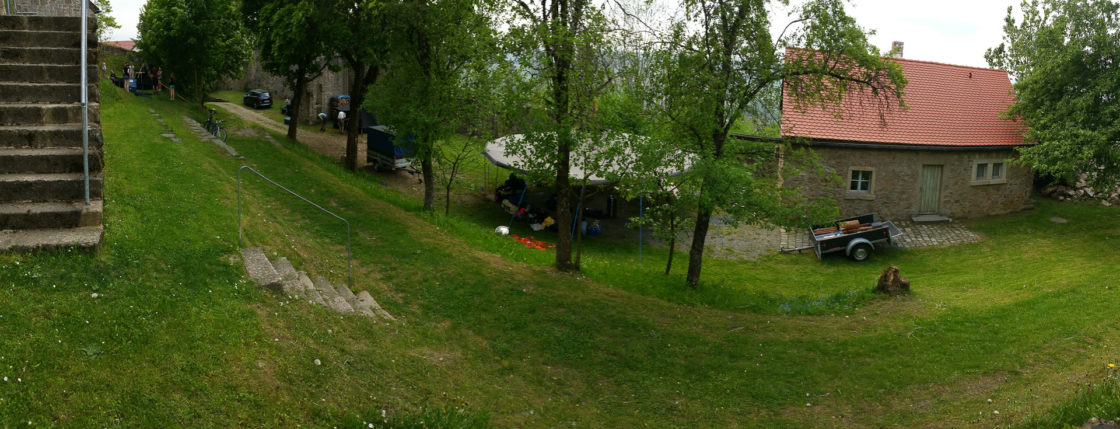 Unsere Zelte stehen auf dem Gelände einer Burgruine